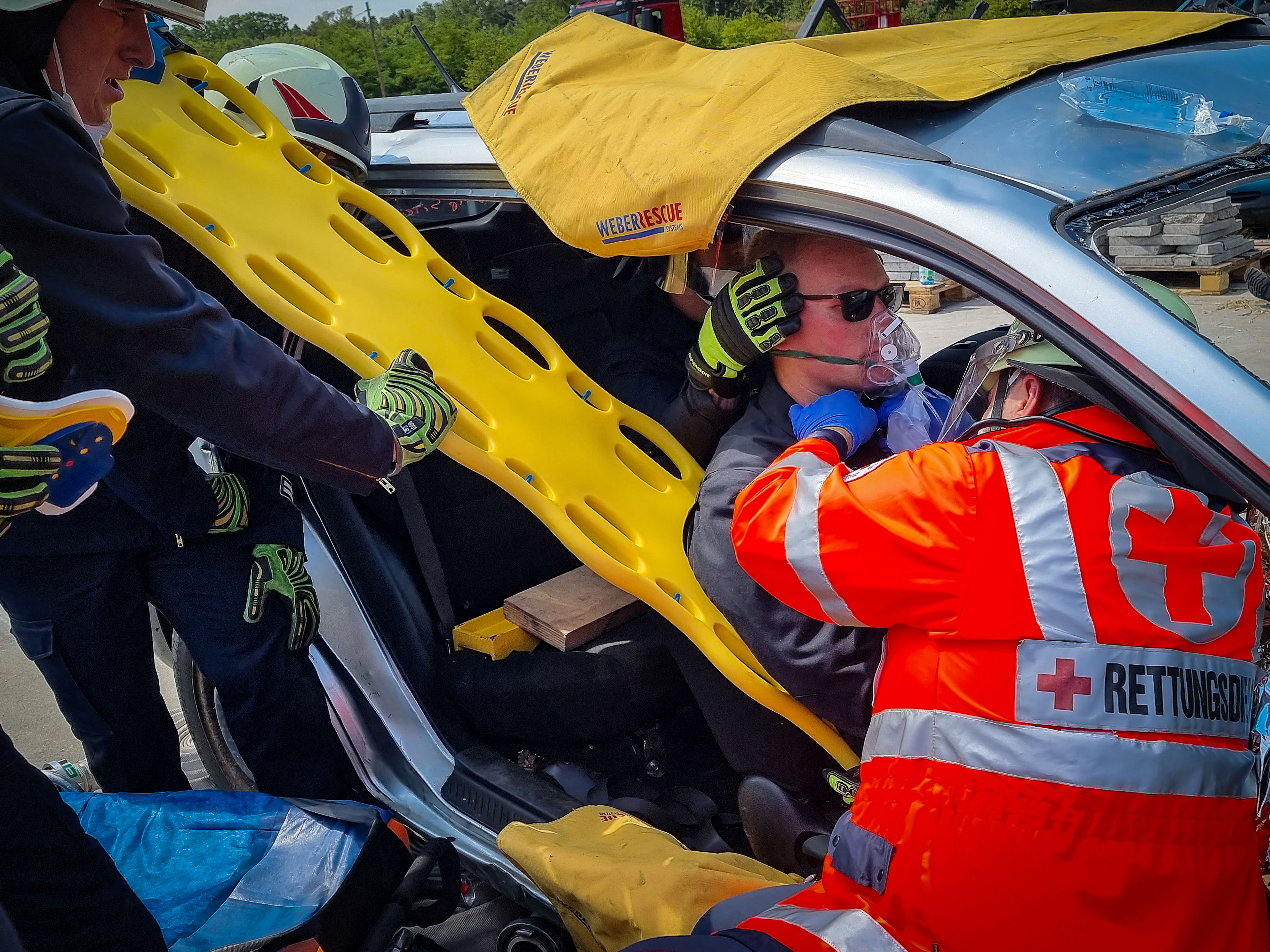 Gemeinsame Einsatzübung beim Lehrgang Technische Hilfeleistung  Verkehrsunfall (TH-VU) der Berufsfeuerwehr Darmstadt